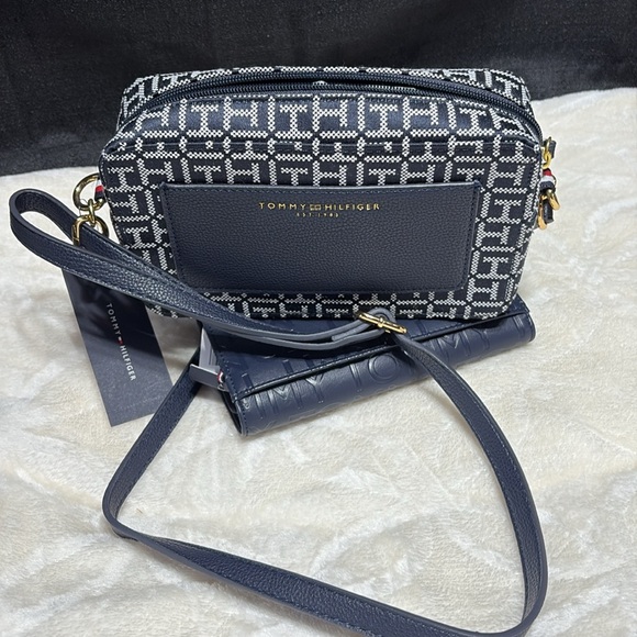 Tommy Hilfiger Embossed Navy Wallet and Monogram Pouch - Picture 7 of 8